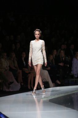 manken martina felja, zagreb, Hırvatistan 'fashion.hr' show tarafından tasarlanan kıyafetleri