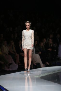 manken martina felja, zagreb, Hırvatistan 'fashion.hr' show tarafından tasarlanan kıyafetleri