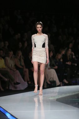 manken martina felja, zagreb, Hırvatistan 'fashion.hr' show tarafından tasarlanan kıyafetleri