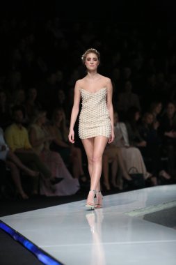 manken martina felja, zagreb, Hırvatistan 'fashion.hr' show tarafından tasarlanan kıyafetleri