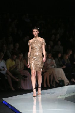 manken martina felja, zagreb, Hırvatistan 'fashion.hr' show tarafından tasarlanan kıyafetleri