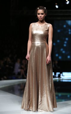 manken martina felja, zagreb, Hırvatistan 'fashion.hr' show tarafından tasarlanan kıyafetleri.