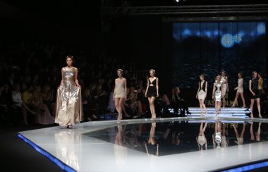manken martina felja, zagreb, Hırvatistan 'fashion.hr' show tarafından tasarlanan kıyafetleri.