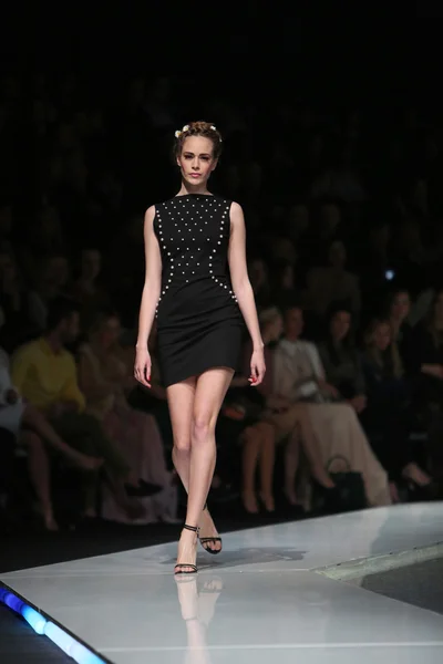 Modelmodel in Kleidung von martina felja auf der 'fashion.hr' Show in Zagreb, Kroatien — Stockfoto