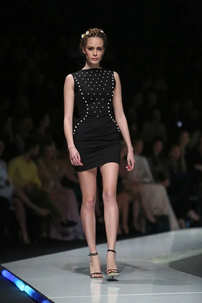 झाग्रेब, क्रोएशियामधील 'फॅशन शो'वर मार्टिना फेलजा यांनी डिझाइन केलेले कपडे परिधान फॅशन मॉडेल — स्टॉक फोटो, इमेज