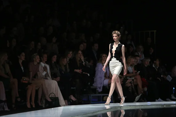자그레브, 크로아티아에에서 'fashion.hr' 쇼에 마 르 티 나 felja에 의해 설계 된 옷을 입고 패션 모델 — 스톡 사진