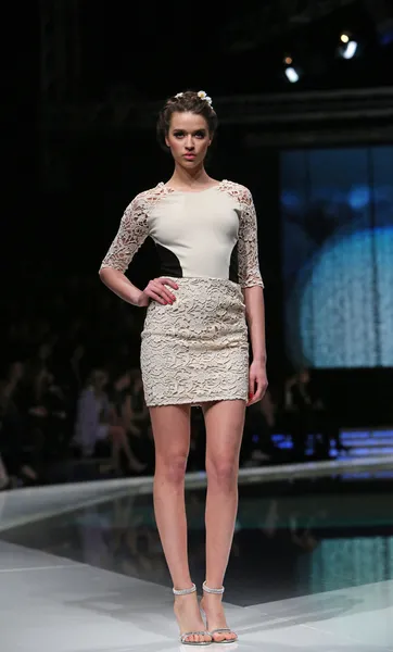 时装模特穿着由 martina felja 'fashion.hr' 在克罗地亚萨格勒布表演设计的衣服 — 图库照片