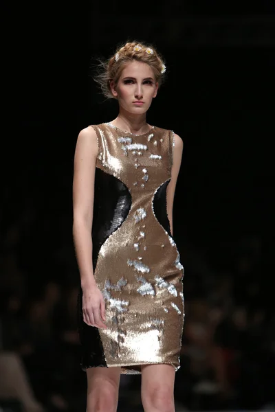 Fashion model dragen van kleding ontworpen door martina felja op de 'fashion.hr' show in zagreb, Kroatië — Stockfoto