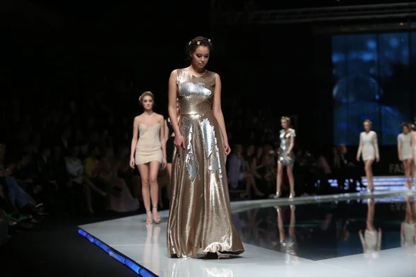 Fashion model dragen van kleding ontworpen door martina felja op de 'fashion.hr' show in zagreb, Kroatië. — Stockfoto
