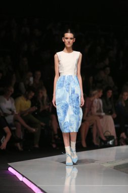 mihano momosa 'fashion.hr' programında, zagreb, Hırvatistan tarafından tasarlanan kıyafetleri moda model