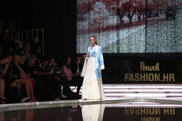 자그레브, 크로아티아에에서 'fashion.hr' 쇼에 mihano momosa에 의해 설계 된 옷을 입고 패션 모델 — 스톡 사진