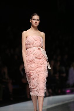 mihano momosa 'fashion.hr' programında, zagreb, Hırvatistan tarafından tasarlanan kıyafetleri moda model