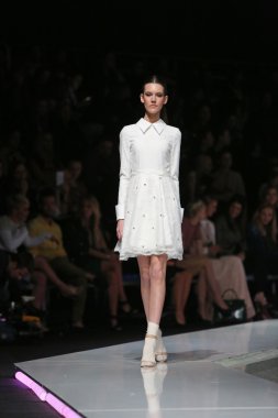 mihano momosa 'fashion.hr' programında, zagreb, Hırvatistan tarafından tasarlanan kıyafetleri moda model