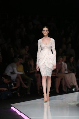 mihano momosa 'fashion.hr' programında, zagreb, Hırvatistan tarafından tasarlanan kıyafetleri moda model