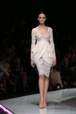mihano momosa 'fashion.hr' programında, zagreb, Hırvatistan tarafından tasarlanan kıyafetleri moda model