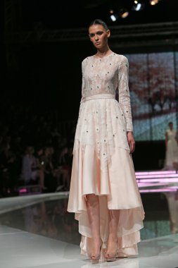 mihano momosa 'fashion.hr' programında, zagreb, Hırvatistan tarafından tasarlanan kıyafetleri moda model
