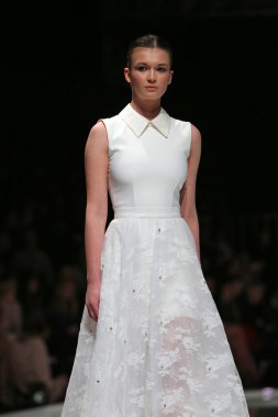 mihano momosa 'fashion.hr' programında, zagreb, Hırvatistan tarafından tasarlanan kıyafetleri moda model