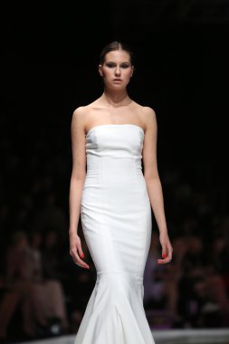 mihano momosa 'fashion.hr' programında, zagreb, Hırvatistan tarafından tasarlanan kıyafetleri moda model