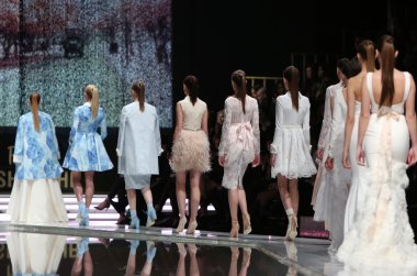 mihano momosa 'fashion.hr' programında, zagreb, Hırvatistan tarafından tasarlanan kıyafetleri moda model