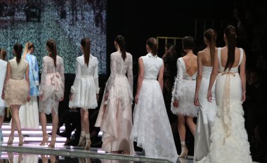 mihano momosa 'fashion.hr' programında, zagreb, Hırvatistan tarafından tasarlanan kıyafetleri moda model