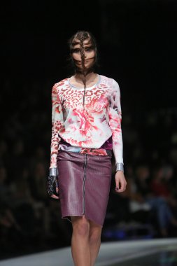 zoran aragovic, zagreb, Hırvatistan 'fashion.hr' show tarafından tasarlanan kıyafetleri moda model.