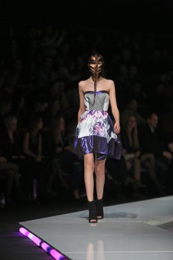 zoran aragovic, zagreb, Hırvatistan 'fashion.hr' show tarafından tasarlanan kıyafetleri moda model.