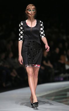 zoran aragovic, zagreb, Hırvatistan 'fashion.hr' show tarafından tasarlanan kıyafetleri moda model.