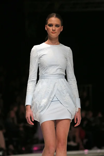 时装模特穿着衣服设计的 mihano momosa 在克罗地亚萨格勒布 'fashion.hr' 展出 — 图库照片