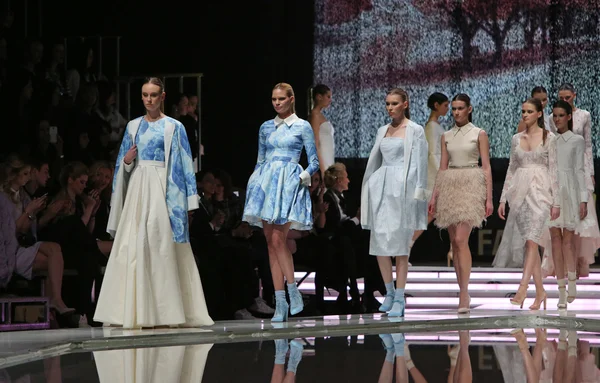 자그레브, 크로아티아에에서 'fashion.hr' 쇼에 mihano momosa에 의해 설계 된 옷을 입고 패션 모델 — 스톡 사진