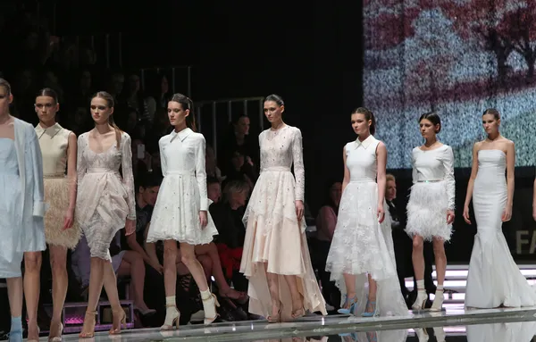 Fashion model dragen van kleding ontworpen door mihano momosa op de 'fashion.hr' show in zagreb, Kroatië — Stockfoto