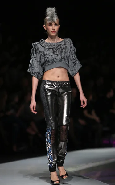 Fashion model dragen van kleding ontworpen door zoran aragovic op de 'fashion.hr' show in zagreb, Kroatië. — Stockfoto