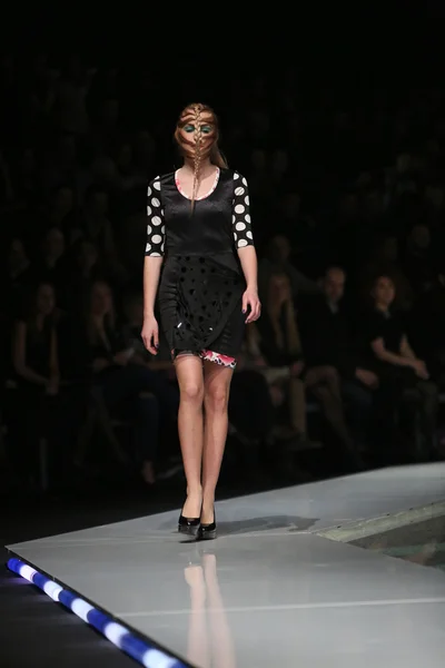 Modelo de moda vestindo roupas projetado por Zoran Aragovic no show 'Fashion.hr' em Zagreb, Croácia . — Fotografia de Stock