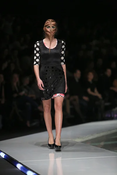 Modelka noszenie ubrania zaprojektowane przez zoran aragovic w 'fashion.hr' show w Zagrzebiu, Chorwacja. — Zdjęcie stockowe