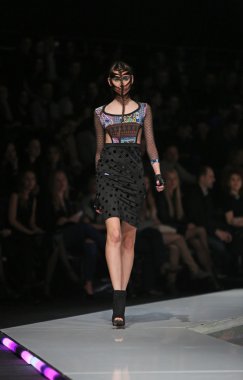 zoran aragovic, zagreb, Hırvatistan 'fashion.hr' show tarafından tasarlanan kıyafetleri moda model.