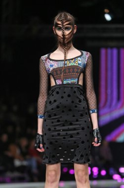 zoran aragovic, zagreb, Hırvatistan 'fashion.hr' show tarafından tasarlanan kıyafetleri moda model.