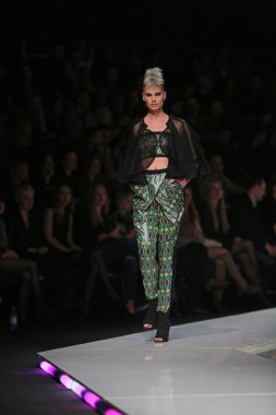 zoran aragovic, zagreb, Hırvatistan 'fashion.hr' show tarafından tasarlanan kıyafetleri moda model.