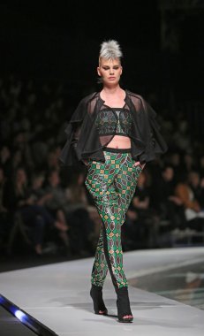 zoran aragovic, zagreb, Hırvatistan 'fashion.hr' show tarafından tasarlanan kıyafetleri moda model.