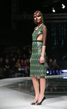 zoran aragovic, zagreb, Hırvatistan 'fashion.hr' show tarafından tasarlanan kıyafetleri moda model.