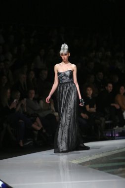 zoran aragovic, zagreb, Hırvatistan 'fashion.hr' show tarafından tasarlanan kıyafetleri moda model.