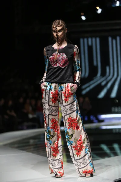 Modell bär kläder designade av zoran aragovic på 'fashion.hr' Visa i zagreb, Kroatien. — Stockfoto