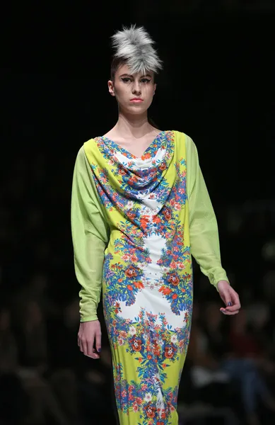 时装模特穿着由 zoran aragovic 'fashion.hr' 在克罗地亚萨格勒布表演设计的衣服. — 图库照片