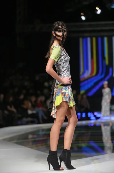 Modelmodel in Kleidung von Zoran Aragovic auf der 'fashion.hr' -Show in Zagreb, Kroatien. — Stockfoto