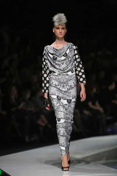 Fashion model dragen van kleding ontworpen door zoran aragovic op de 'fashion.hr' show in zagreb, Kroatië. — Stockfoto