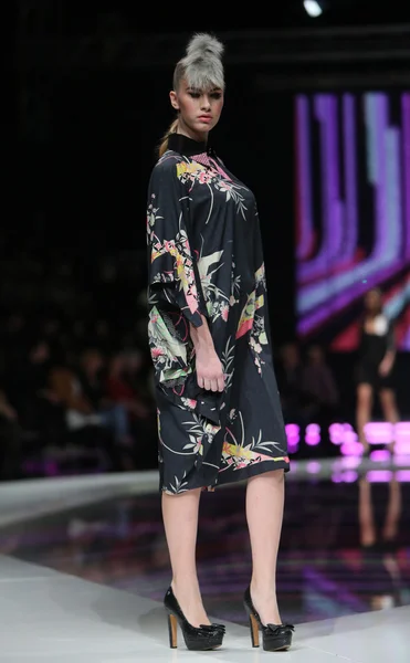 Fashion model dragen van kleding ontworpen door zoran aragovic op de 'fashion.hr' show in zagreb, Kroatië. — Stockfoto