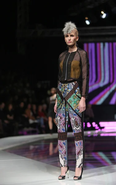 Fashion model wearing clothes designed by Zoran Aragovic on the 'Fashion.hr' show in Zagreb, Croatia. — Stock Photo, Image