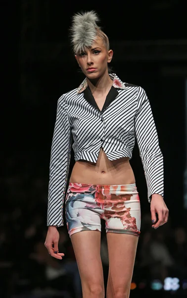 Modelo de moda vestindo roupas projetado por Zoran Aragovic no show 'Fashion.hr' em Zagreb, Croácia . — Fotografia de Stock