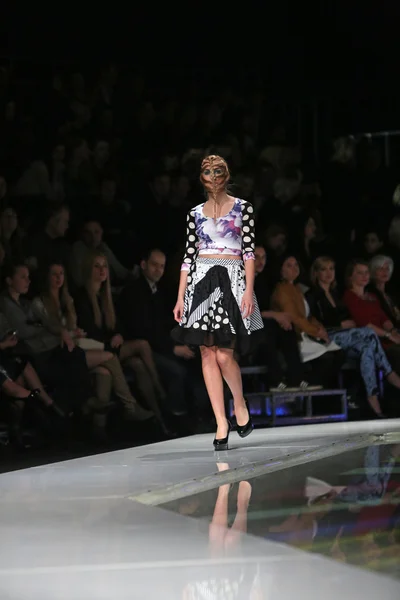 Modelo de moda vestindo roupas projetado por Zoran Aragovic no show 'Fashion.hr' em Zagreb, Croácia . — Fotografia de Stock