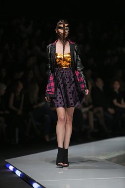 zoran aragovic, zagreb, Hırvatistan 'fashion.hr' show tarafından tasarlanan kıyafetleri moda model.