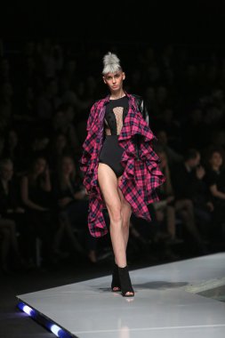 zoran aragovic, zagreb, Hırvatistan 'fashion.hr' show tarafından tasarlanan kıyafetleri moda model.