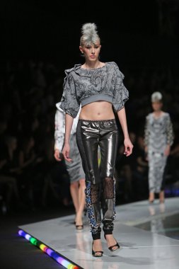 zoran aragovic, zagreb, Hırvatistan 'fashion.hr' show tarafından tasarlanan kıyafetleri moda model.